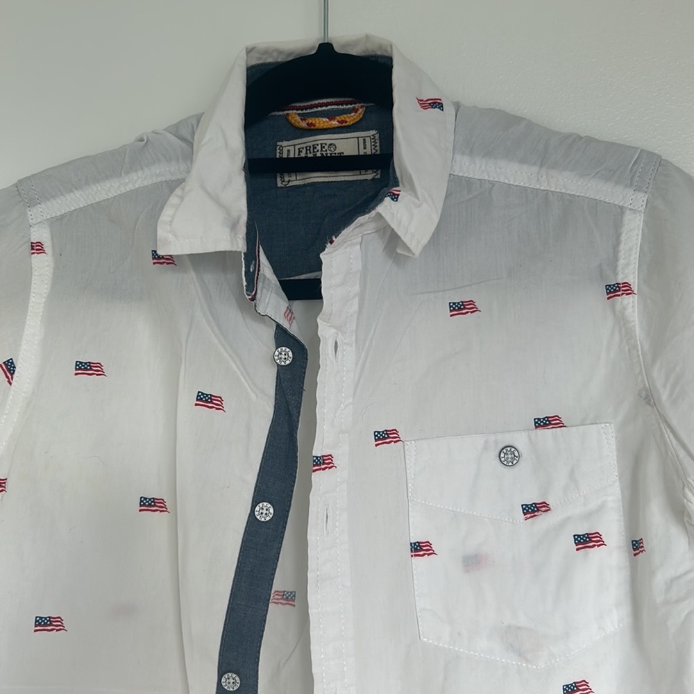 Men’s Short Sleeve button down - Picture 2 of 3